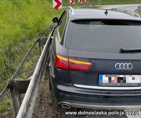 Ciężki SUV wbił się w barierki.