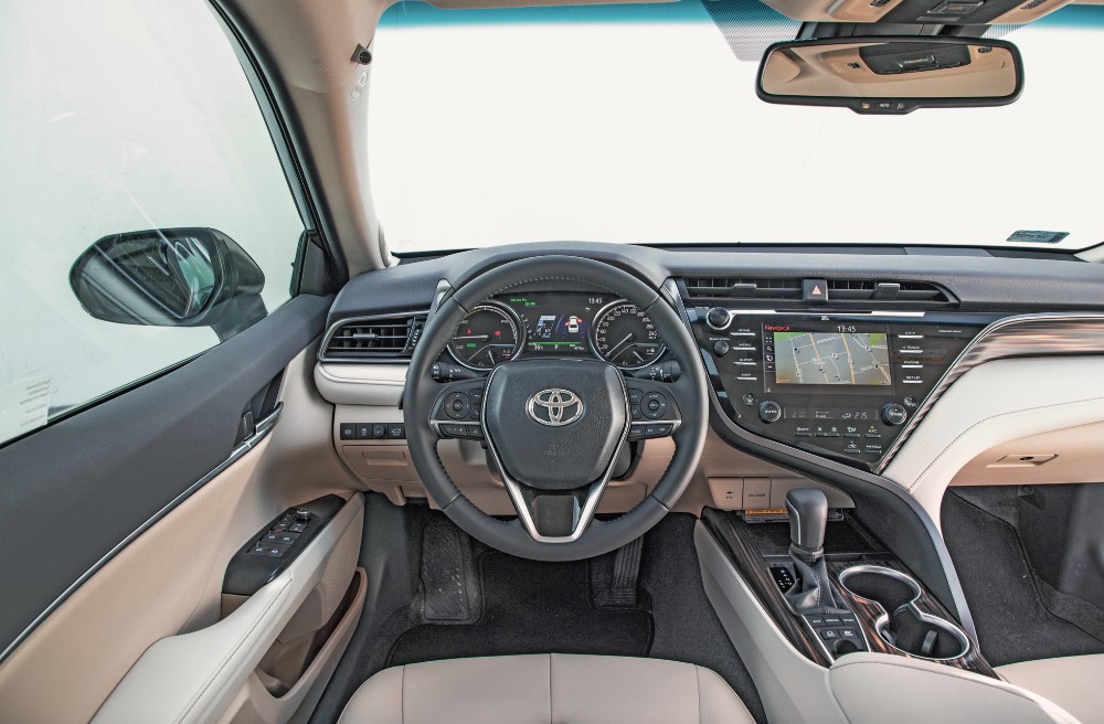 Stylistyka kokpitu łączy szwedzką surowość z elegancją. Przyzwyczajenia wymaga duże koło kierownicy