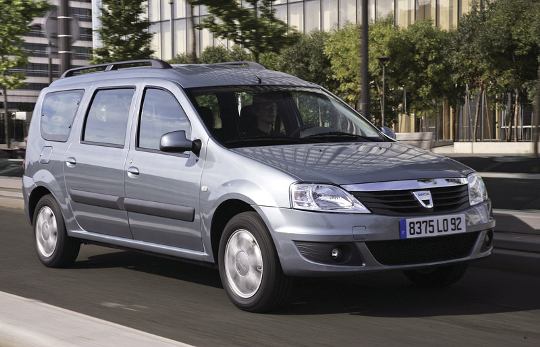 Paryż 2008: Dacia Logan MCV – nowa twarz dla kombi (wideo)