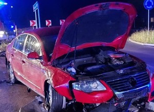 Samochód przeleciał nad rondem. Kierowca "nie zauważył" skrzyżowania