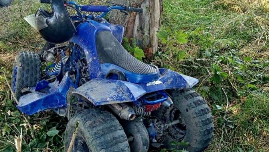 12-latek jadący na quadzie uderzył w drzewo> A czy w ogle powinien nim kierować?