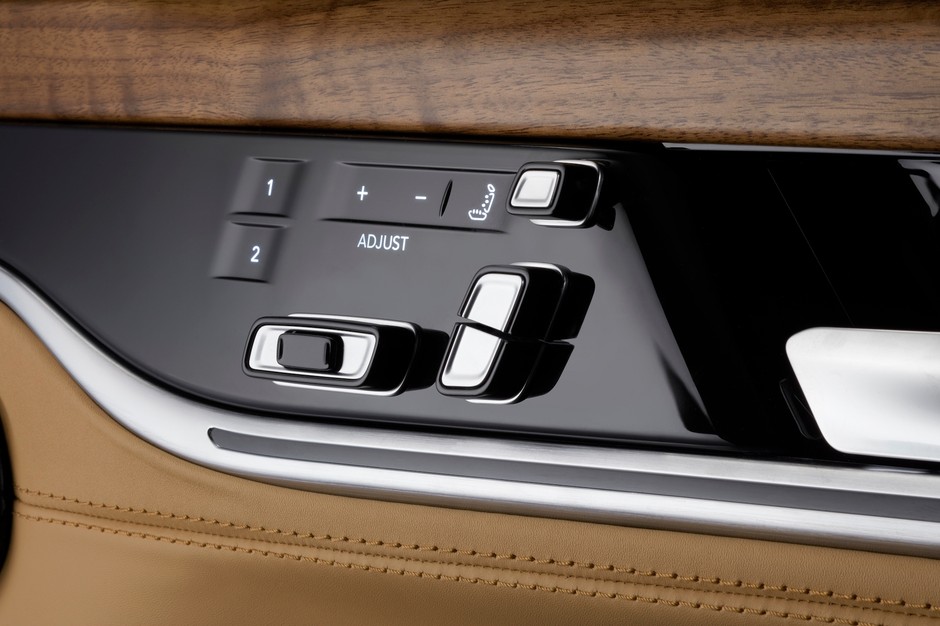 Jeep Grand Wagoneer 9