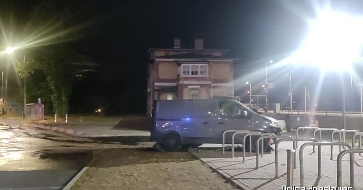 Obraz pochodzący z serwisu https://boleslawiec.policja.gov.pl/dbl/aktualnosci/bieza/120373,Pijany-kierowca-ktory-kierujac-busem-uderzyl-w-hydrant-zostal-zatrzymany-i-uslys.html
