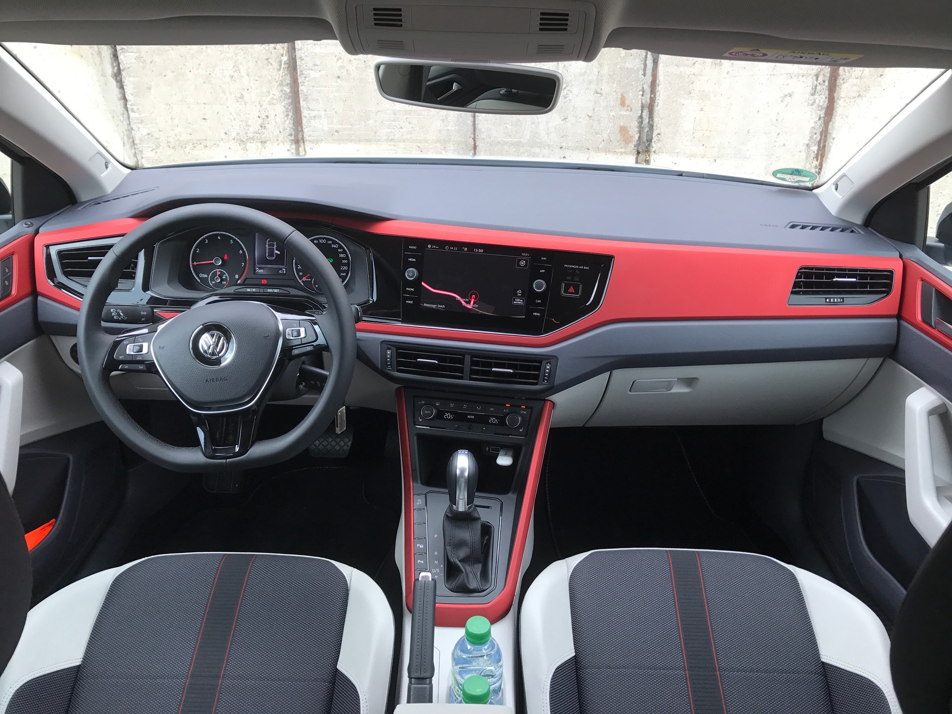 Na górze królują miękkie plastiki. Im niżej, tym twardsze materiały. Jakość wykonania dobra. Spasowanie pierwszych egzemplarzy jeszcze nieidealne. Nowy VW Polo