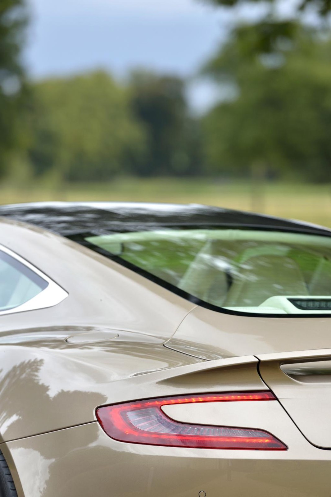 Jak jeździ Aston Martin Vanquish?