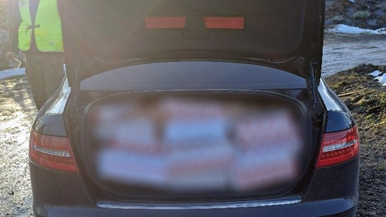 Auto było wypełnione po sufit nielegalnymi papierosami