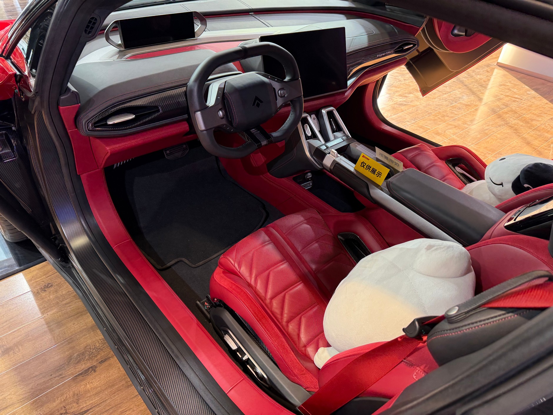 Wnętrze modelu Hyper SSR – może nie jest zbyt wyszukane, ale skórzane wykończenia uszyte są wzorowo