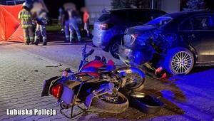 Wyjechali bez kasków i już nie wrócili. Uderzenie przesunęło samochód