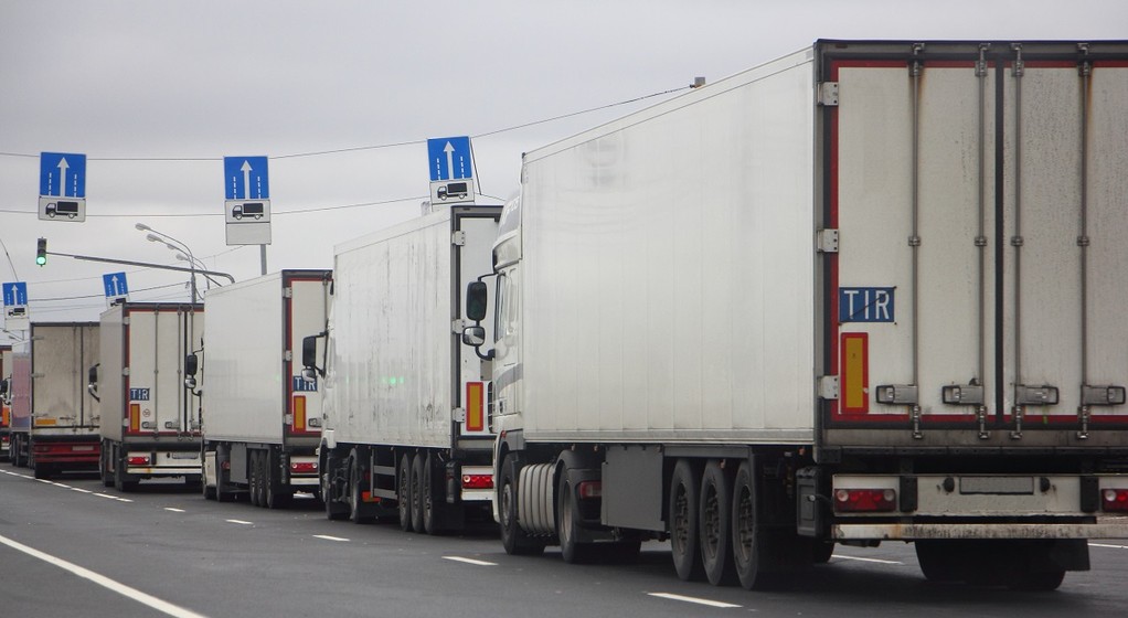 Kolejka ciężarówek na granicy (zdj. ilustracyjne)