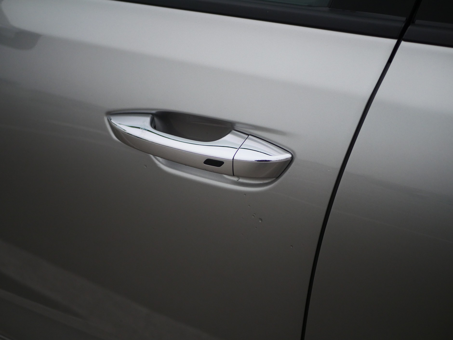 Bestune B70: auto ma system bezkluczykowy, ale tylko klamka od strony kierowcy jest aktywna. 