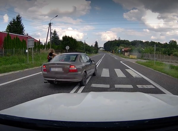 Prawie uderzył w dwie osoby na pasach. Błąd rowerzystek, kierowca – bandyta? Jest nagranie