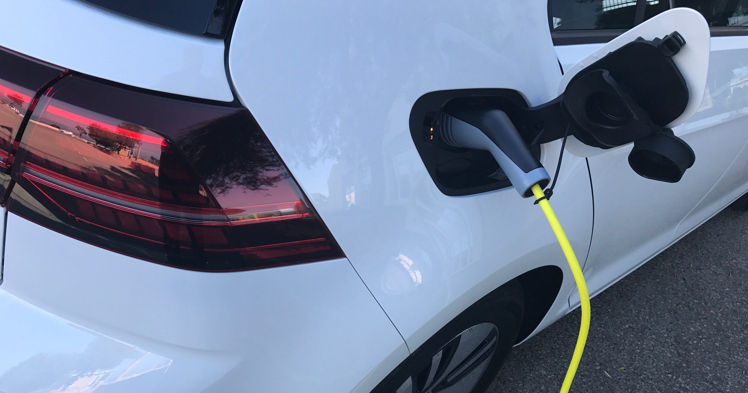 VW e-Golf. Gniazdo ładowania pod tylną klapką