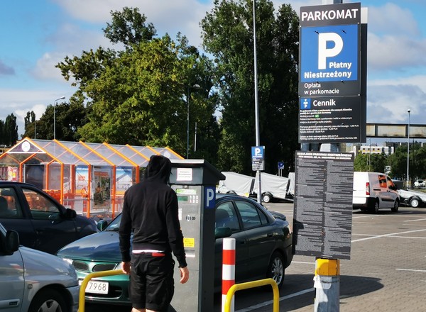 Nieuważnie parkowali przed marketem. Teraz żądają od nich pieniędzy