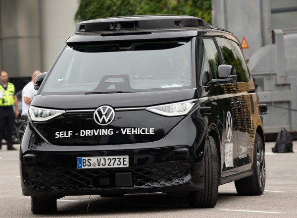 Jeździłem autonomicznym VW ID. Buzz po Monachium. Niemieccy urzędnicy zepsuli mi zabawę