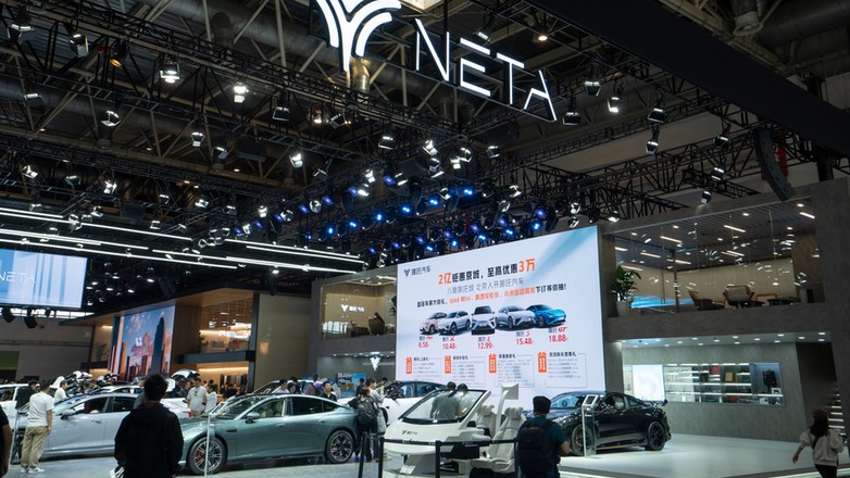 Neta to jedna z obiecujących chińskich marek samochodów na salonie motoryzacyjnym w Pekinie w 2024 r. Dziś już w stanie upadłości – to tylko jeden z przykładów, jak szybko narastają problemy na chińskim rynku