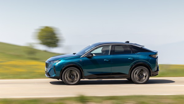 Dwa topowe SUV-y z Francji już w Polsce. Peugeot podał ceny 325-konnych 3008 i 5008