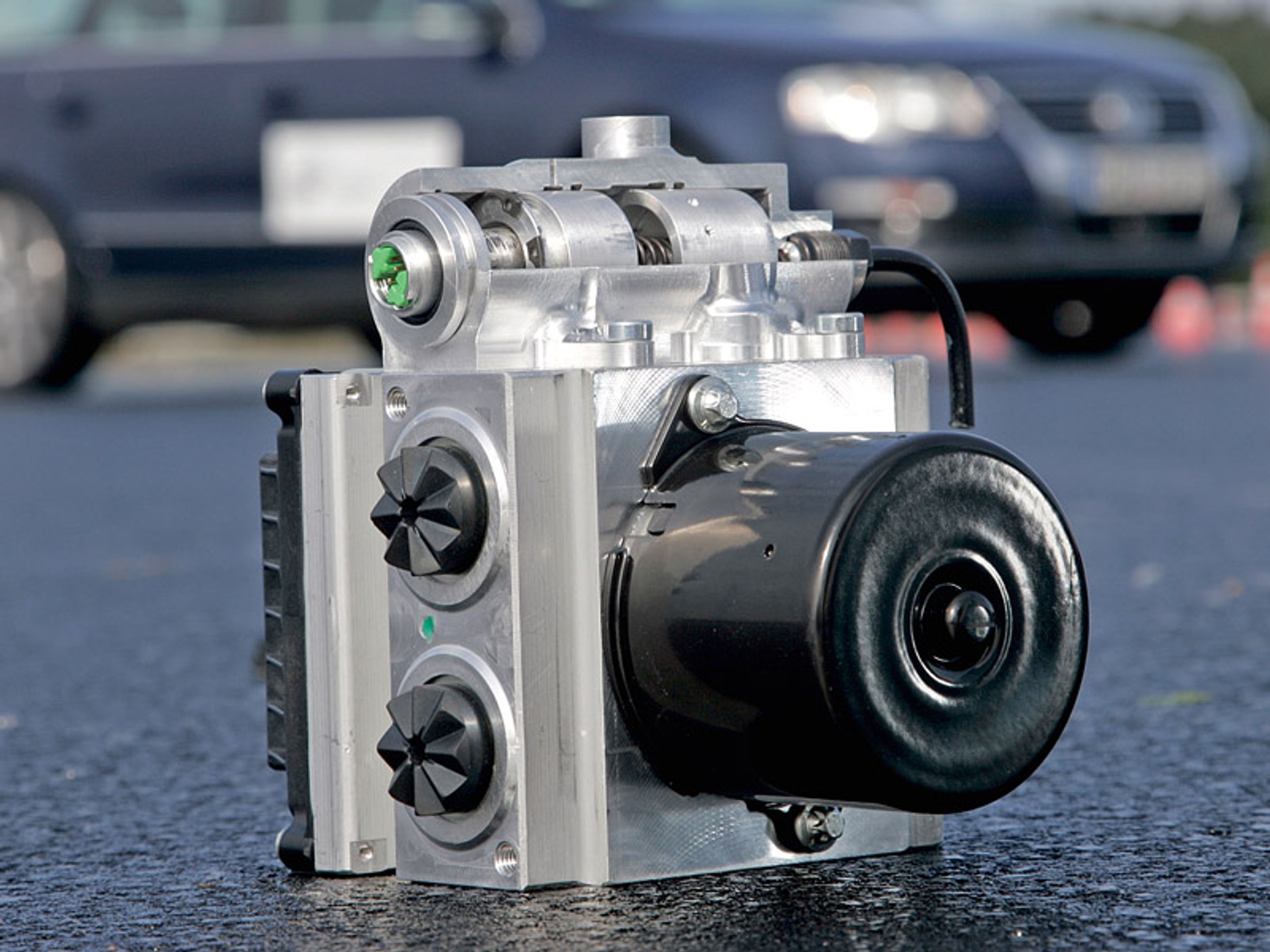 Volkswagen zaprezentował PyroBrake – aktywnego asystenta hamowania