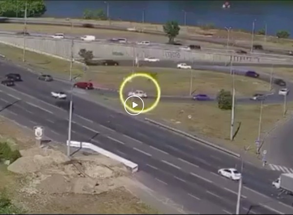 Ukraiński kierowca wykonał zdumiewający manewr na drodze