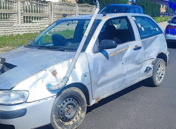Jechał autem-wrakiem. Wyglądał tragicznie i odpadło mu koło. Mandat był solidny