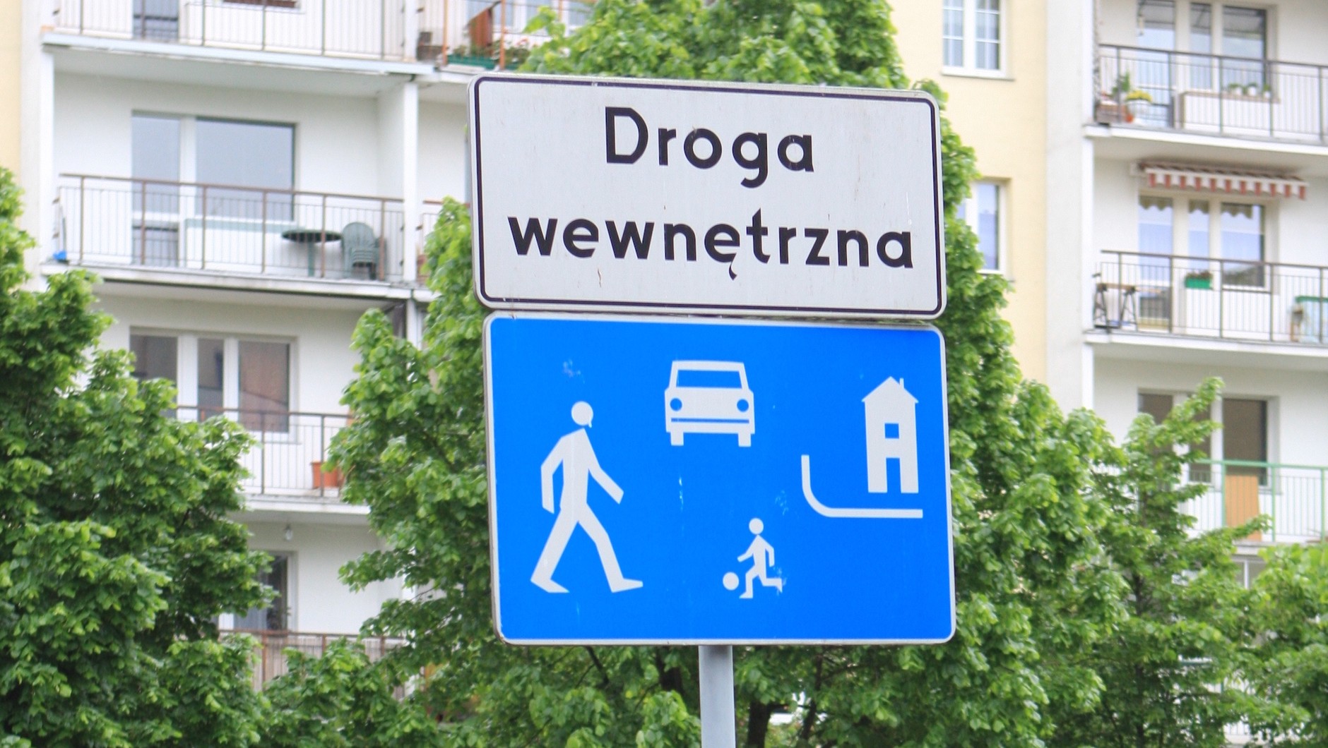 Strefa zamieszkania – tu obowiązują jednoznaczne przepisy, o których mówi Kodeks drogowy