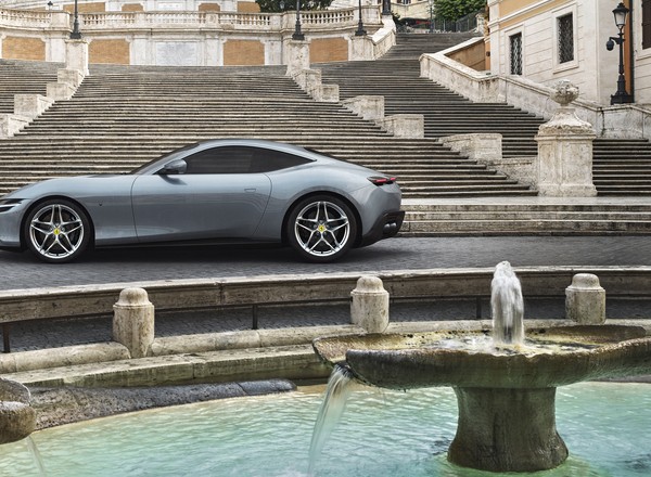 Ferrari Roma - Włosi tęsknią za beztroskim życiem