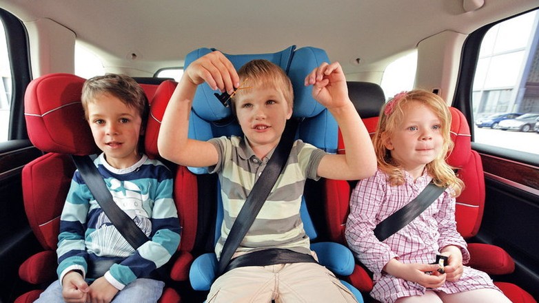 Dzieci czują się bezpiecznie w fotelikach