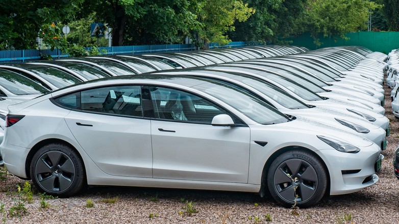Tesla Model 3 ze stocka. Plac dealerski Tesli