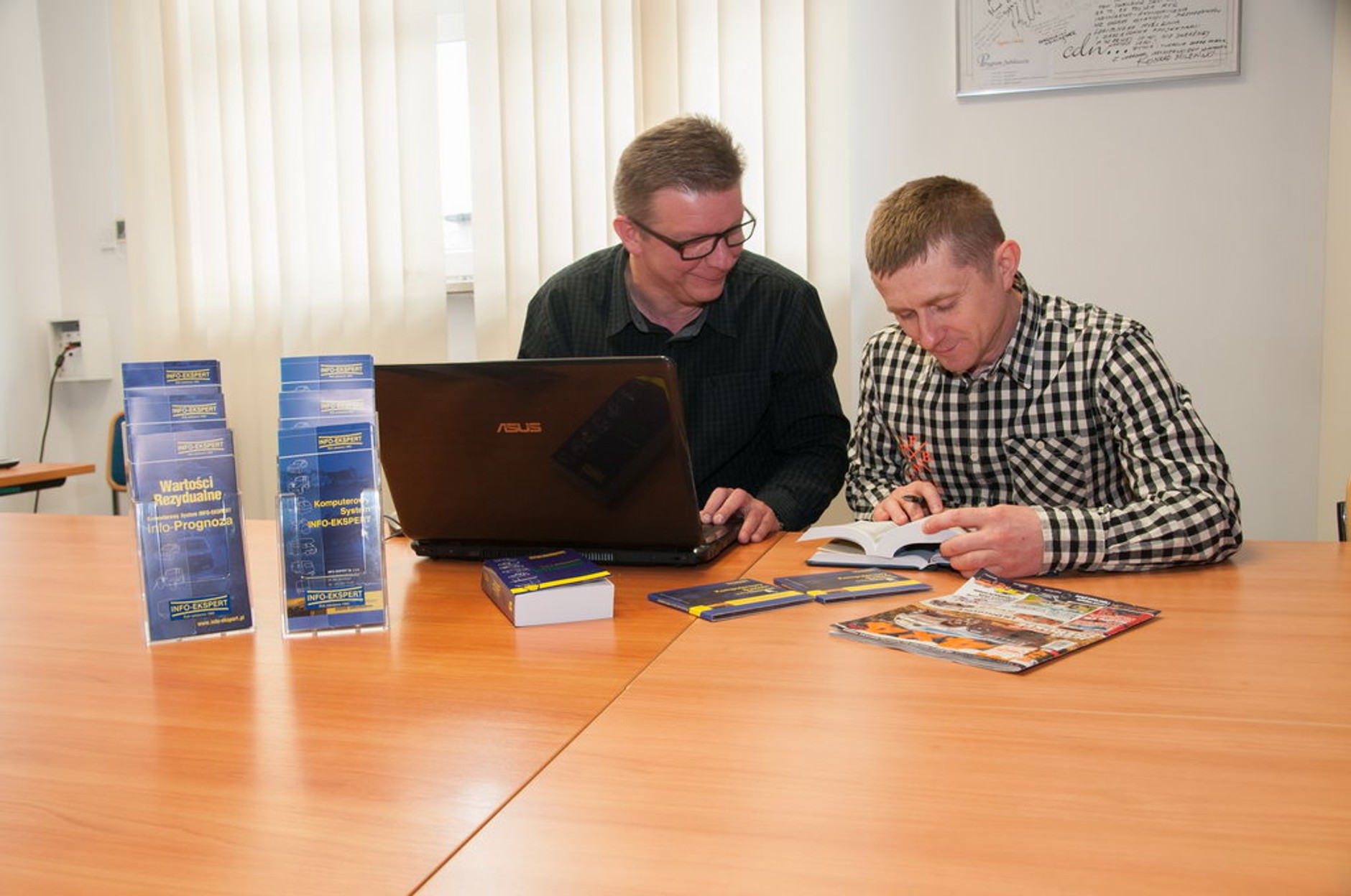 Info-Ekspert: podobne mechanizmy wyceny, trochę niższa wartość.