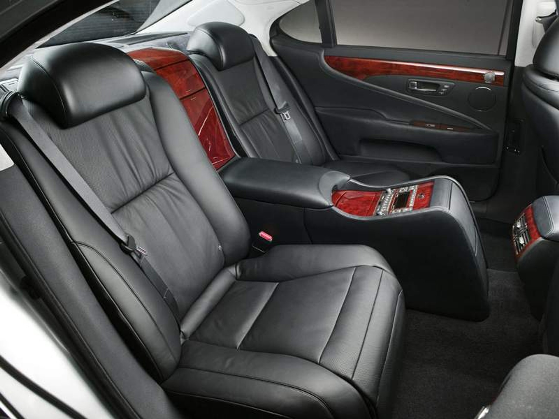 Lexus LS460 w japońskich salonach sprzedaży