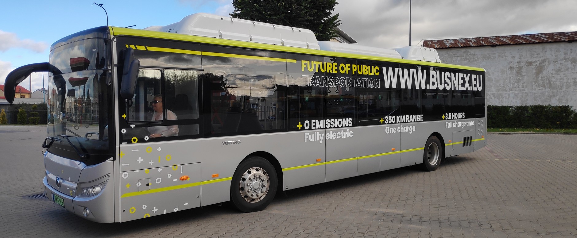 Yutong E12 to chiński autobus miejski. Jego zasięg na jednym ładowaniu to ok. 400 km