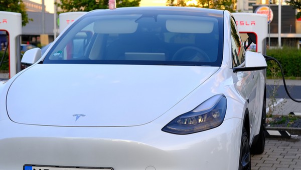 Kibic z Niemiec przyjechał Teslą do Polski. Mówi, że z elektryka skorzystał pierwszy i ostatni raz