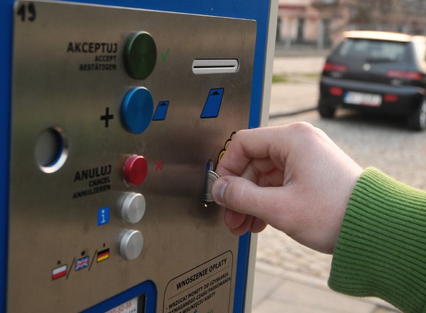 Ile kosztuje parkowanie na polskich lotniskach?