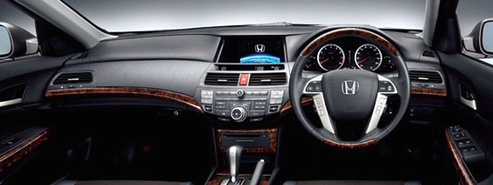 Honda Inspire: nowy sedan debiutuje na rynku japońskim