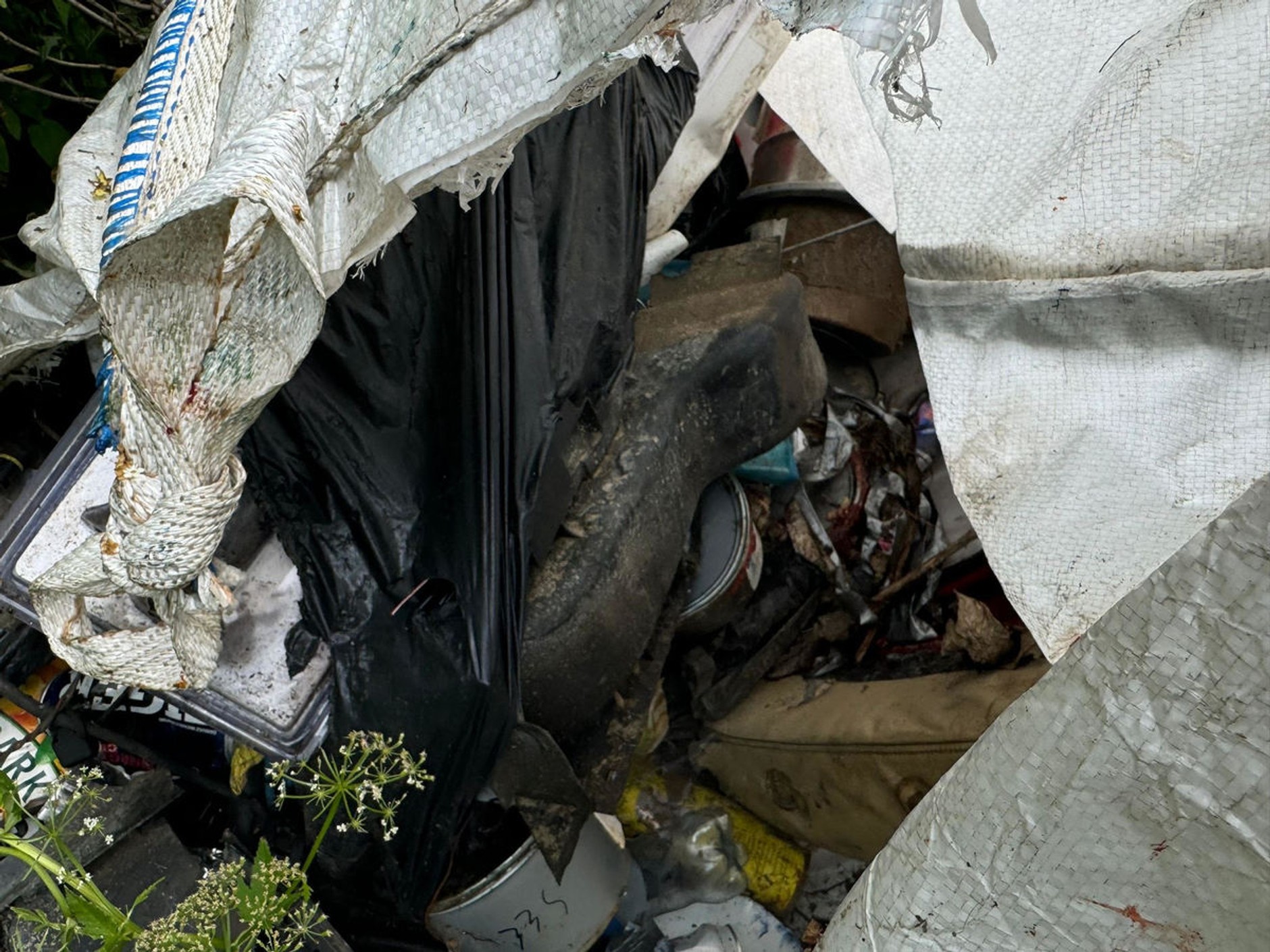 TIR z niebezpiecznymi substancjami