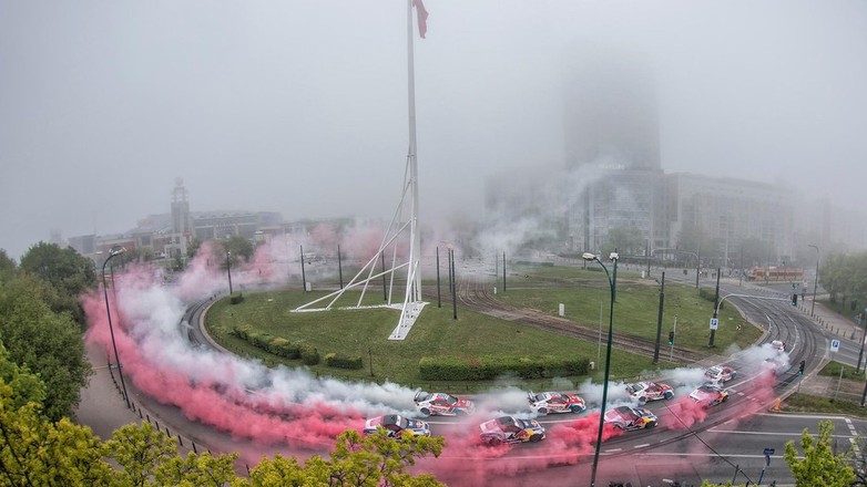 Pokaz driftingu na rondzie "Radosław" w Warszawie