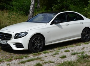 Uwaga na odpadające spojlery z Mercedesów Klasy E