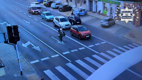 Pędził na tylnym kole przez pasy. Karma wróciła natychmiast