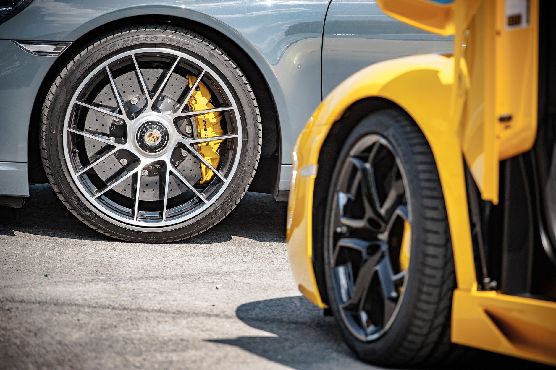 Lamborghini Aventador Coupe vs. Porsche 911 Tubo Cabrio