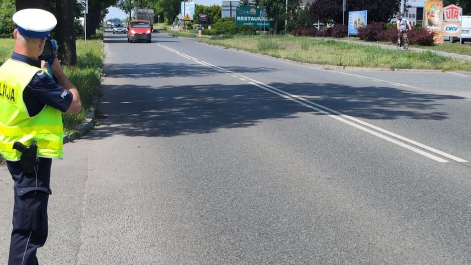 Obraz pochodzący z serwisu https://inowroclaw.policja.gov.pl/kb9/informacje/wiadomosci/149875,Policyjne-dzialania-Predkosc-nie-wypadly-dobrze-dla-kierowcow.html
