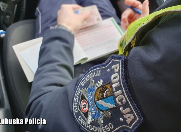 Kierowca przekroczył prędkość o 64 km/h. Zatrzymano mu prawo jazdy.
