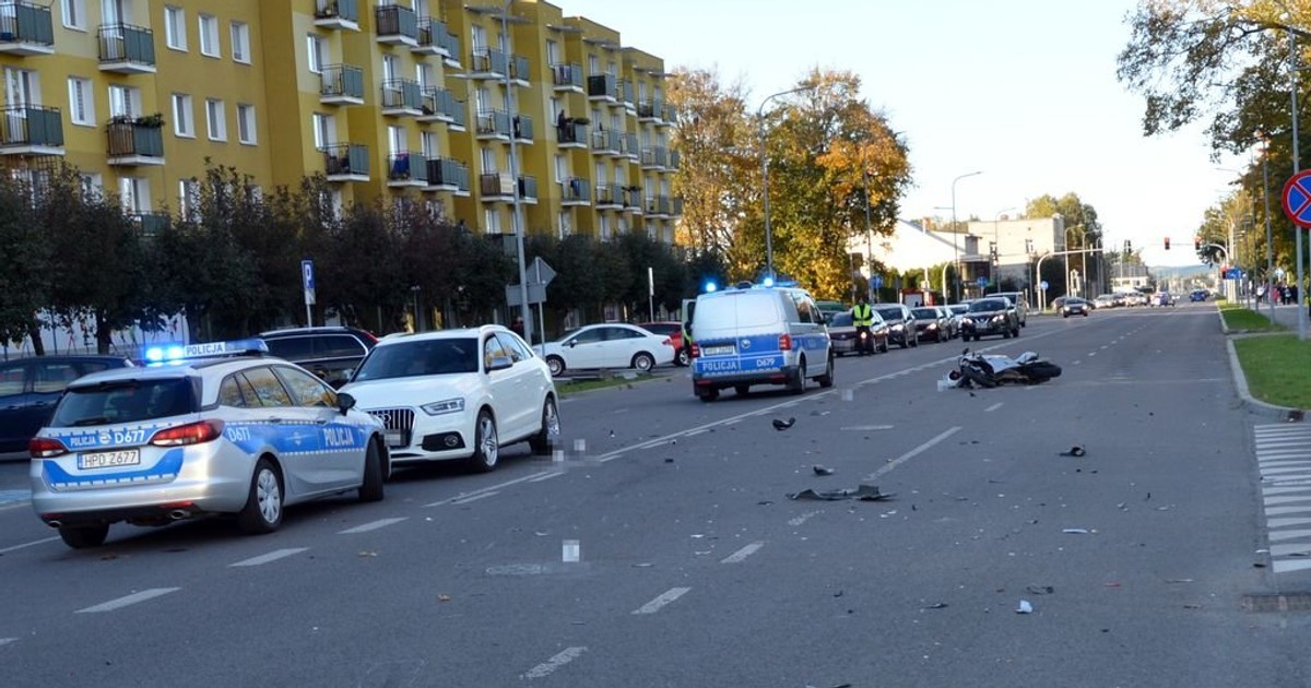  Motocyklista odbił się od skody i uderzył w stojące audi