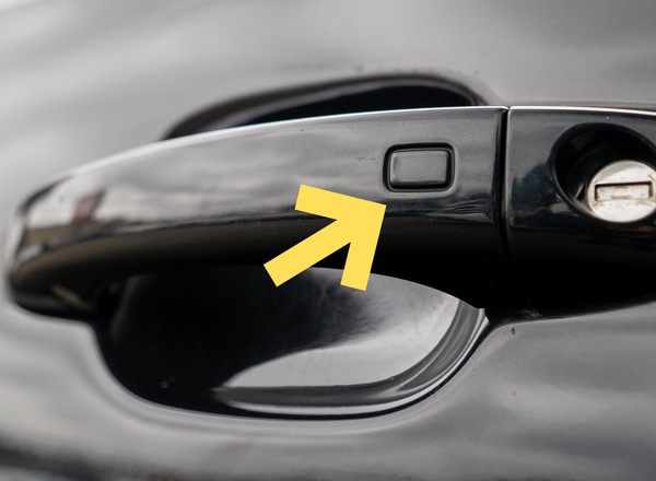 Tajemniczy przycisk na klamce drzwi auta. Nawet doświadczeni kierowcy o tym zapominają