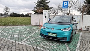 Chętniej kupujemy elektryki niż hybrydy. Przynajmniej w jednej firmie