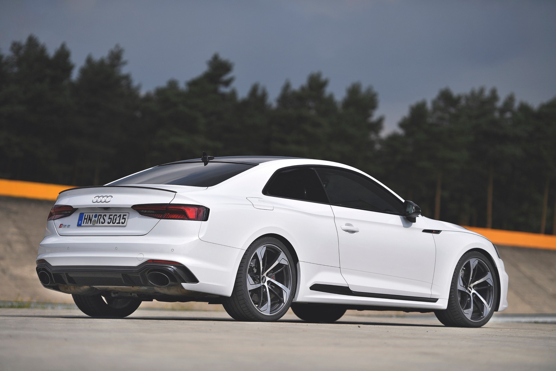 Jeden prycha, drugi dymi - Audi RS5 kontra BMW M4 na torze