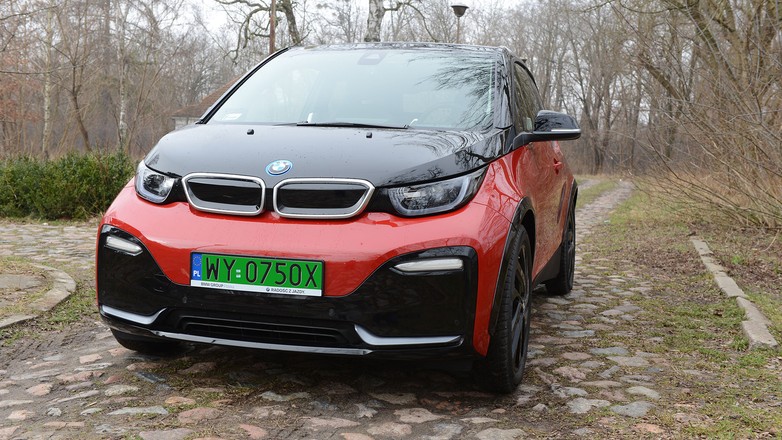 Od stycznia elektryczne auta będą miały nowy wzór tablic rejestracyjnych