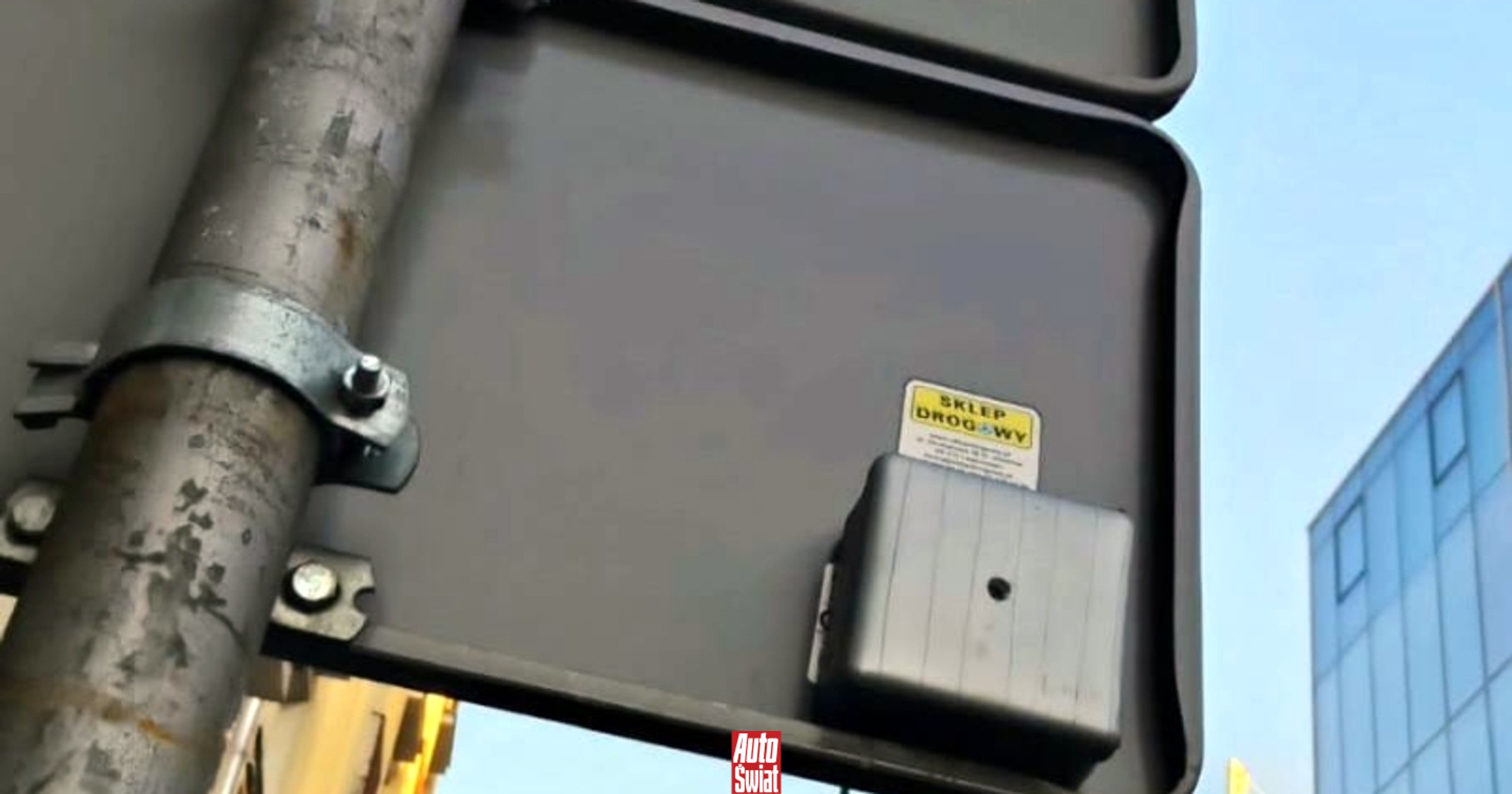Policja bada sprawę tajemniczego pudełka na znaku drogowym w Warszawie. Nikt nie wie, o co chodzi
