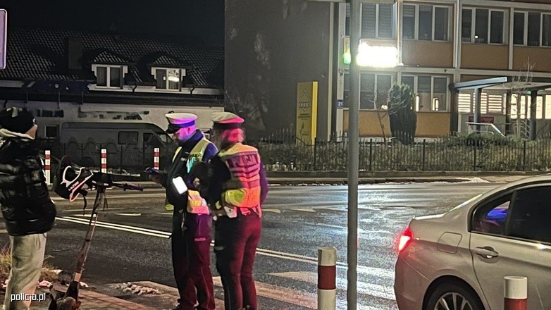 Nastolatek bardzo szybko jechał na hulajnodze elektrycznej