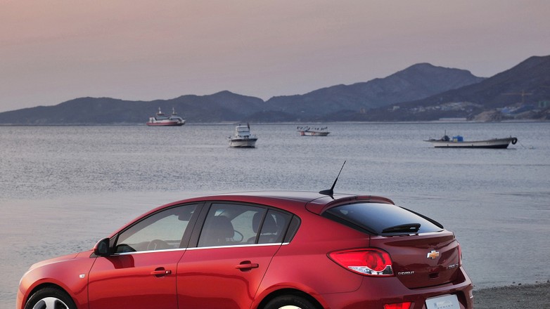 Chevrolet Cruze hatchback wjeżdża do salonów
