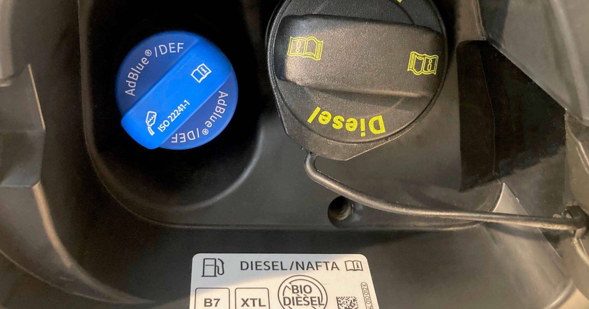 Oznaczenie "XTL" pod klapką wlewu paliwa