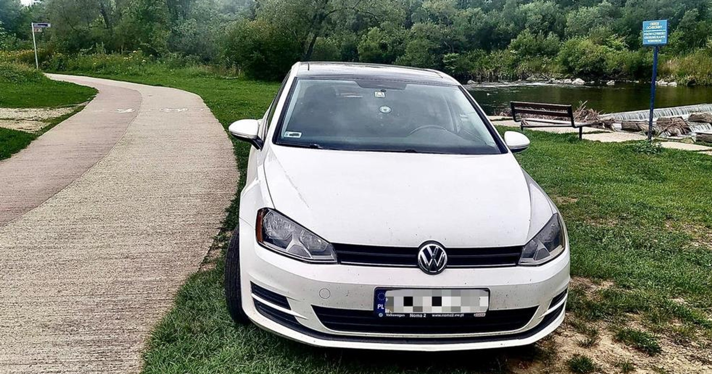 Samochód na ścieżce rowerowej